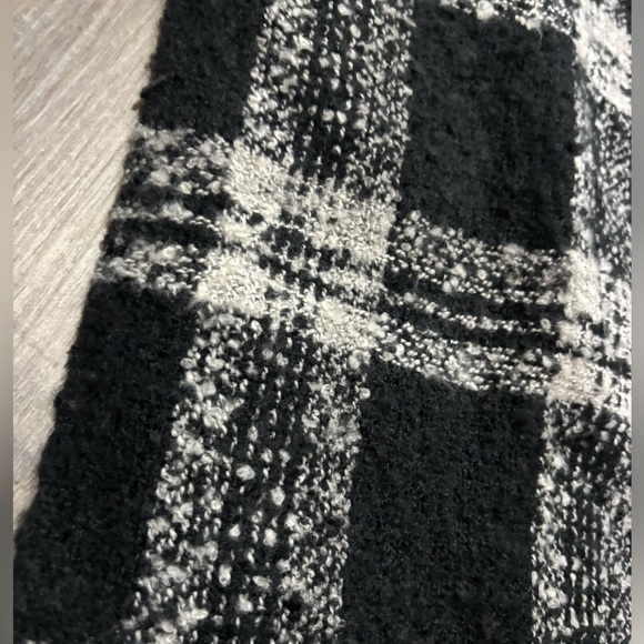 I am Beeline Imports | WMNS BLK & Taupe | FRINGE | 
COZY KNIT SCARF | OS | - Picture 6 of 8